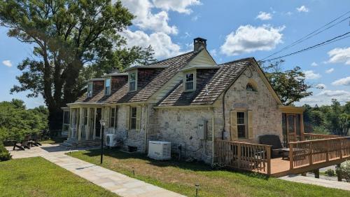 Downingtown Manor - 1900s Farmhouse with Creek Views in Downingtown, USA