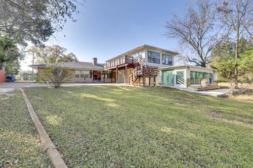 Quiet & Convenient Unit, 7 Mi to Lake Ray Hubbard! in Mesquite (TX)