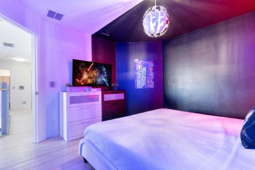 New Modern STAR WARS Villa Only 3 Miles 2 Disney w VR's - image 4