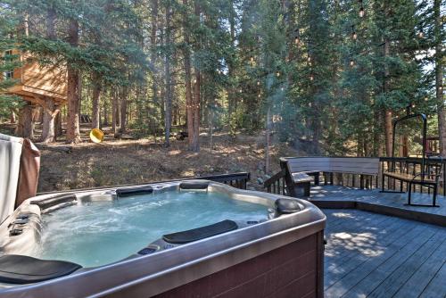 6 Mi to Breck Resort: Family Cabin w/ Game Room – khách sạn tại Sông Blue