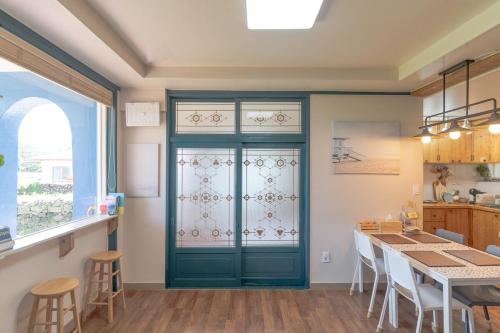 100 pyeong stone wall garden stay with the atmosphere of Jeju, Toto's sea