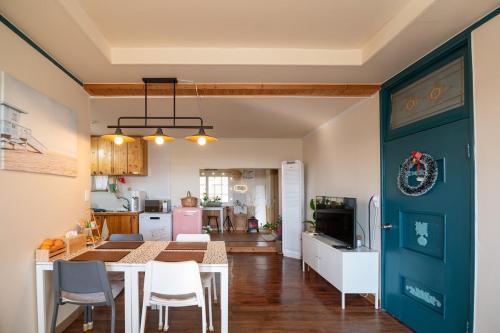 100 pyeong stone wall garden stay with the atmosphere of Jeju, Toto's sea