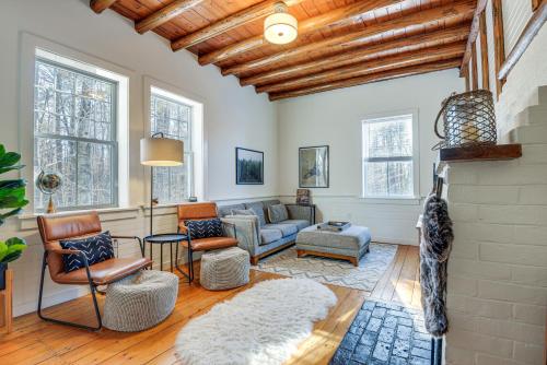 Deck and Fire Pit Cottage Near Monadnock State Park in 傑弗里(NH)