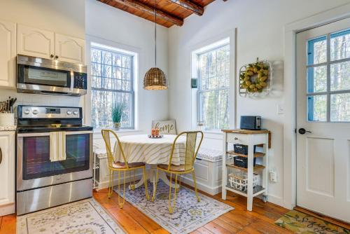 Deck and Fire Pit Cottage Near Monadnock State Park in 傑弗里(NH)