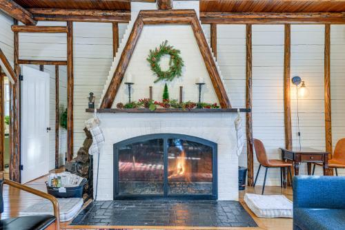 Deck and Fire Pit Cottage Near Monadnock State Park in 傑弗里(NH)