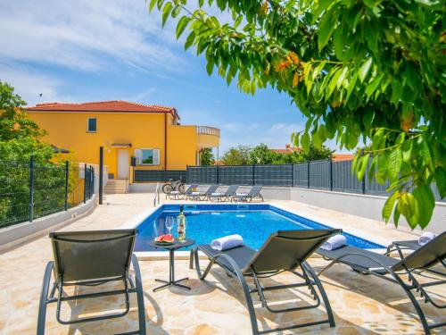 Balkons/terase, Holiday Home Villa Mile mit beheiztem Pool- Grill und Terrasse by Interhome in Katuni