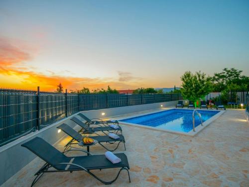 Holiday Home Villa Mile mit beheiztem Pool- Grill und Terrasse by Interhome in Katuni