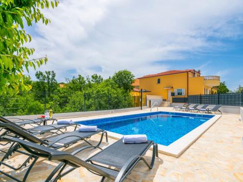 Holiday Home Villa Mile mit beheiztem Pool- Grill und Terrasse by Interhome in Katuni