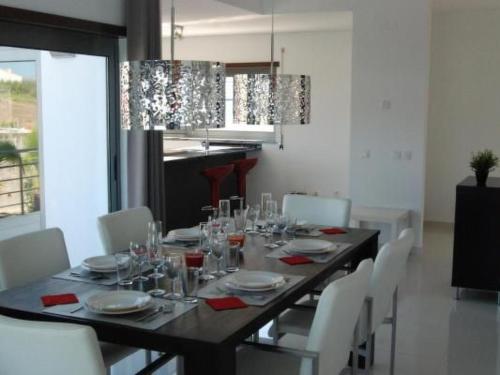 Holiday Home Moderne Villa mit privatem Pool und Meerblick by Interhome in Praia Da Areia Branca