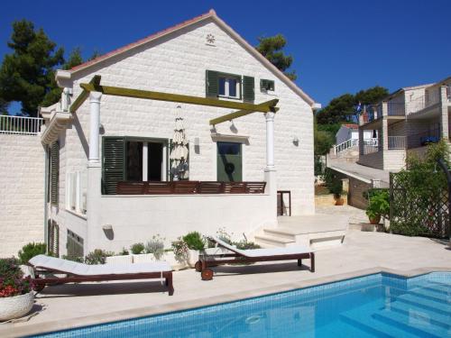Holiday Home Schönes Ferienhaus mit privatem Pool by Interhome – khách sạn tại Sumartin