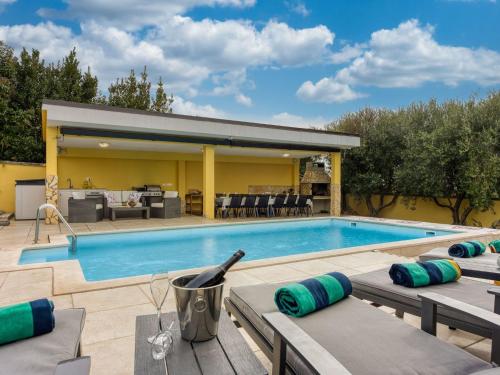 Holiday Home Charmante Familienvilla für 14 Personen in der Nähe von Porec by Interhome (Holiday Home Charmante Familienvilla fur 14 Personen in der Nahe von Porec by Interhome) in Zbandaj