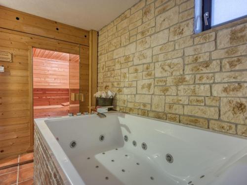 Holiday Home Charmante Familienvilla für 14 Personen in der Nähe von Porec by Interhome (Holiday Home Charmante Familienvilla fur 14 Personen in der Nahe von Porec by Interhome) in Zbandaj