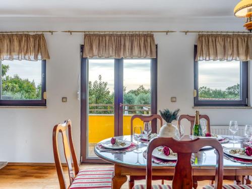 Holiday Home Charmante Familienvilla für 14 Personen in der Nähe von Porec by Interhome (Holiday Home Charmante Familienvilla fur 14 Personen in der Nahe von Porec by Interhome) in Zbandaj