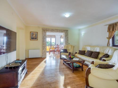 Holiday Home Charmante Familienvilla für 14 Personen in der Nähe von Porec by Interhome (Holiday Home Charmante Familienvilla fur 14 Personen in der Nahe von Porec by Interhome) in Zbandaj