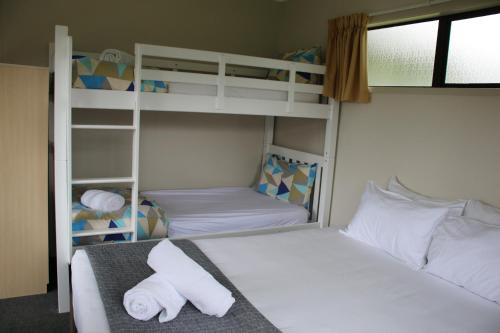 1 queen bed, 1 twin bed, 1 bunk bed, 1 sofa bed