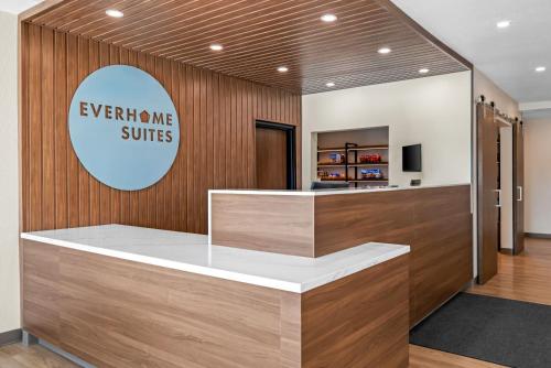 Vestíbulo, Everhome Suites Rochester Greece in R and K Skyranch Airport