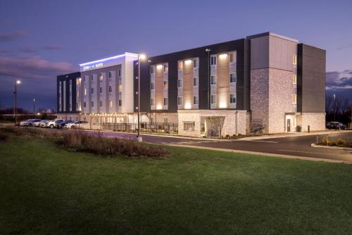 Vista exterior, Everhome Suites Rochester Greece in R and K Skyranch Airport
