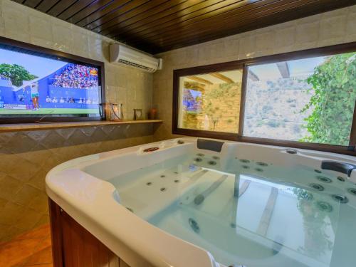 Holiday Home Haus mit integrierter Felswand und Jacuzzi by Interhome in Laroya