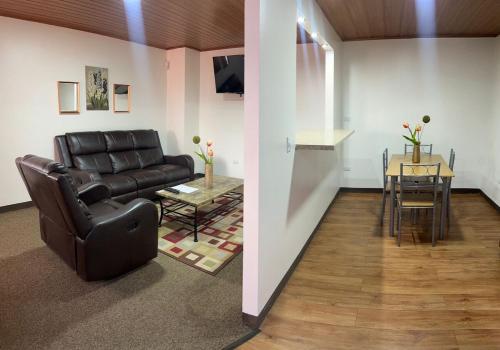 Apartamento completo cerca del Aeropuerto y Parque Viva 5 personas in Guacima Arriba