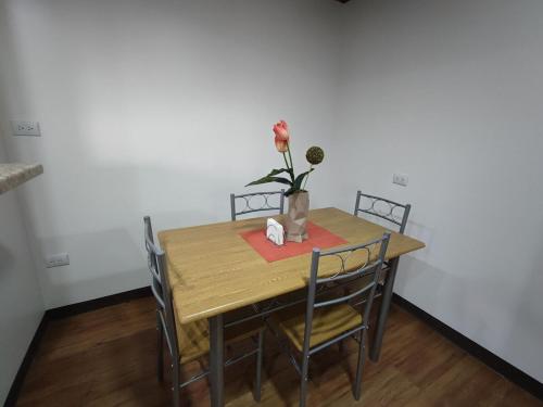 Apartamento completo cerca del Aeropuerto y Parque Viva 5 personas in Guacima Arriba