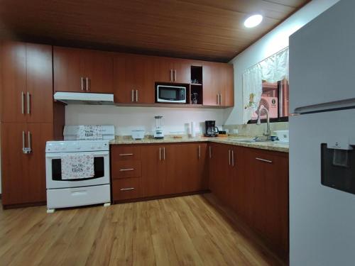Apartamento completo cerca del Aeropuerto y Parque Viva 5 personas in Guacima Arriba