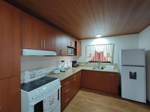 Apartamento completo cerca del Aeropuerto y Parque Viva 5 personas in Guacima Arriba