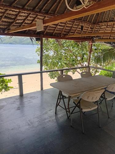 Maika Beachside homestay in เกาะวายา
