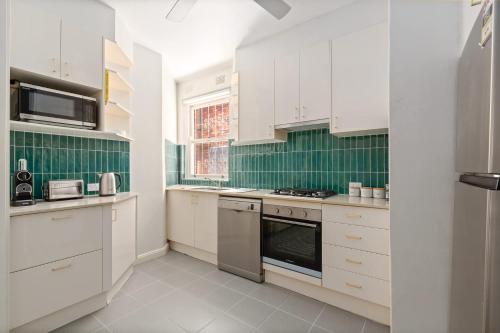 Elegant Art Deco 2BR Apartment in Prime Rose Bay - image 10