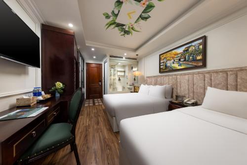 1 queen bed, 1 twin bed