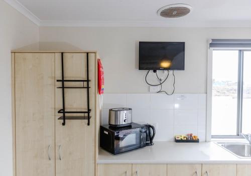 Cocina, The Sundowner Cabin & Tourist Park in Whyalla