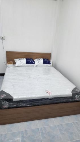 หลังมอ บิวตี้ อพาร์ตเมนต์ เปลี่ยนชื่อเป็นหลังมอ อพาร์ทเมนท์สามสาว ห้องพักจะอยู่ในทาวเฮ้า2ชั้น เเจ้งเ in Ongkharak