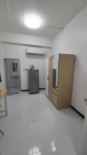 หลังมอ บิวตี้ อพาร์ตเมนต์ เปลี่ยนชื่อเป็นหลังมอ อพาร์ทเมนท์สามสาว ห้องพักจะอยู่ในทาวเฮ้า2ชั้น เเจ้งเ in Ongkharak