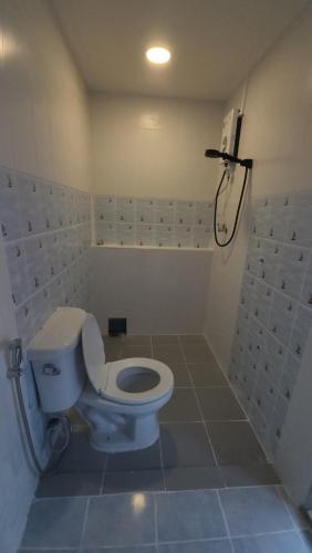 หลังมอ บิวตี้ อพาร์ตเมนต์ เปลี่ยนชื่อเป็นหลังมอ อพาร์ทเมนท์สามสาว ห้องพักจะอยู่ในทาวเฮ้า2ชั้น เเจ้งเ in Ongkharak