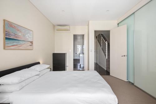 Modern 2BR Stay near Olympic Park with Pool Gym Parking - image 5