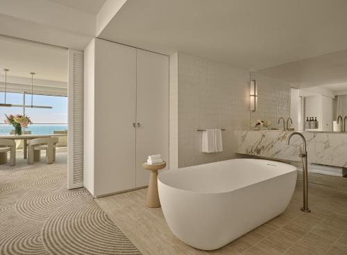 ห้องน้ำ, อินเตอร์คอนติเนนตัล ซิดนีย์ คูจี บีช (InterContinental Sydney Coogee Beach) in หาดคูกี