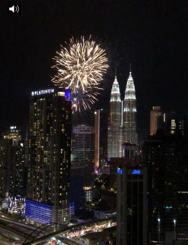 Modern 3BR with Iconic KLCC Towers Skyline Views and Parking, Kuala Lumpur