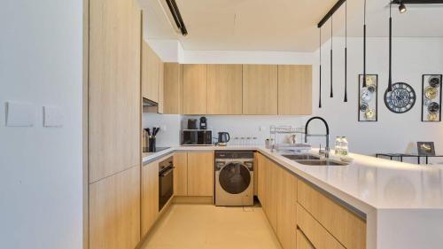 Relaxing Sea View 1 Bedroom Apartment Al Zorah - image 2