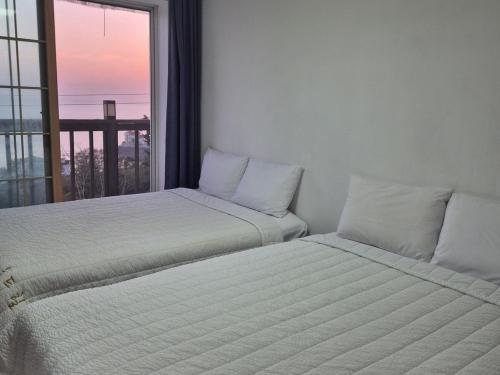 3 double beds
