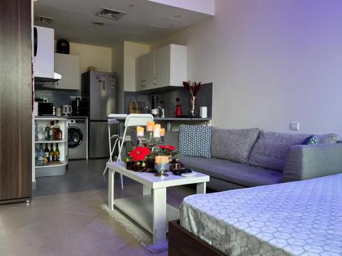 Studio Apartment - Cozy, Very Accessible and so near to Train Station, Dubaj