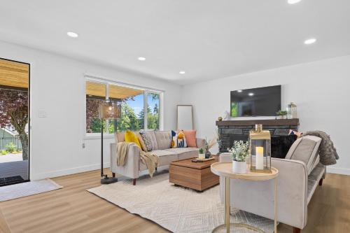 Family-Friendly 4BR Home with AC and Yard Near Airport in Burien (WA)