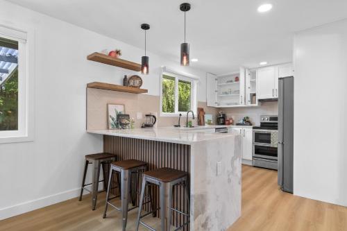 Family-Friendly 4BR Home with AC and Yard Near Airport in Burien (WA)