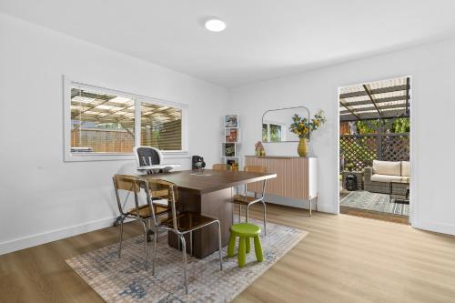 Family-Friendly 4BR Home with AC and Yard Near Airport in Burien (WA)