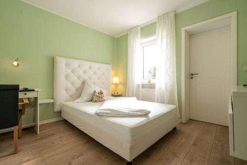 Hotel 'Zum Augarten' 4.2km von Römerberg entfernt
