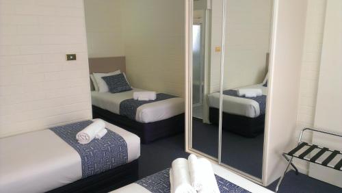 1 double bed, 2 twin beds