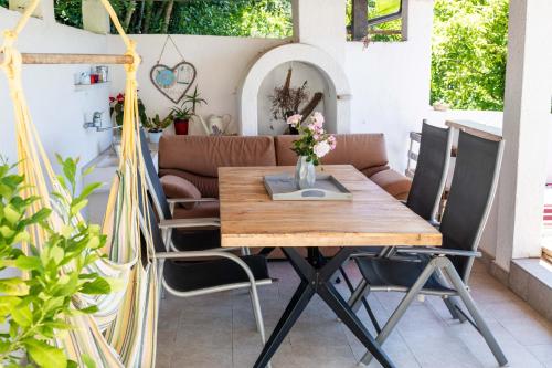 2 bedrooms, 3 beds