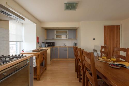 Cozy 3BR escape near Edinburgh centre - image 2