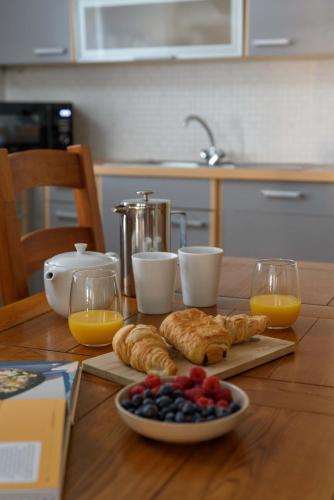 Cozy 3BR escape near Edinburgh centre - image 9