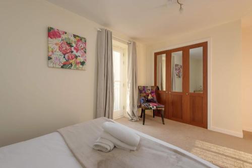 Cozy 3BR escape near Edinburgh centre - image 12