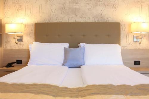 Double or Twin Room with Balcony and Front Sea View room in Hotel Monaco