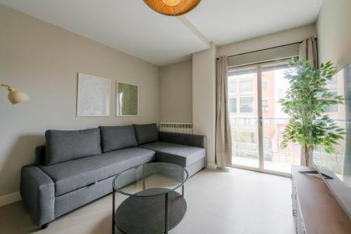 Smart apt para 6 en Adrian Pulido con parking, Madrid